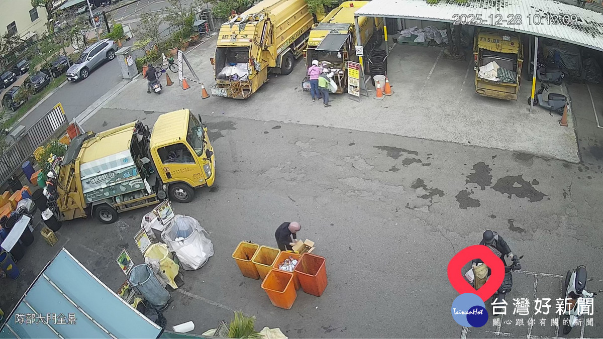紅圈圈即為清潔隊協助找回內裝10餘萬元的枕頭。圖／彰化市公所提供