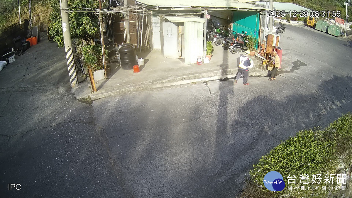 彰化市公所清潔隊員(圖內兩人左邊著白背心者)幫忙找到內裝10多萬元現金的白色枕頭物件。圖/彰化市公所提供