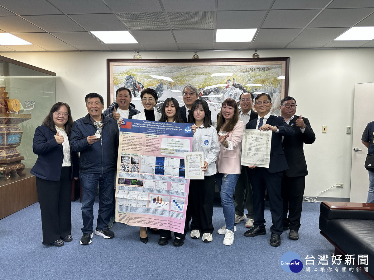 許縣長也與獲獎師生合影。（記者扶小萍攝）