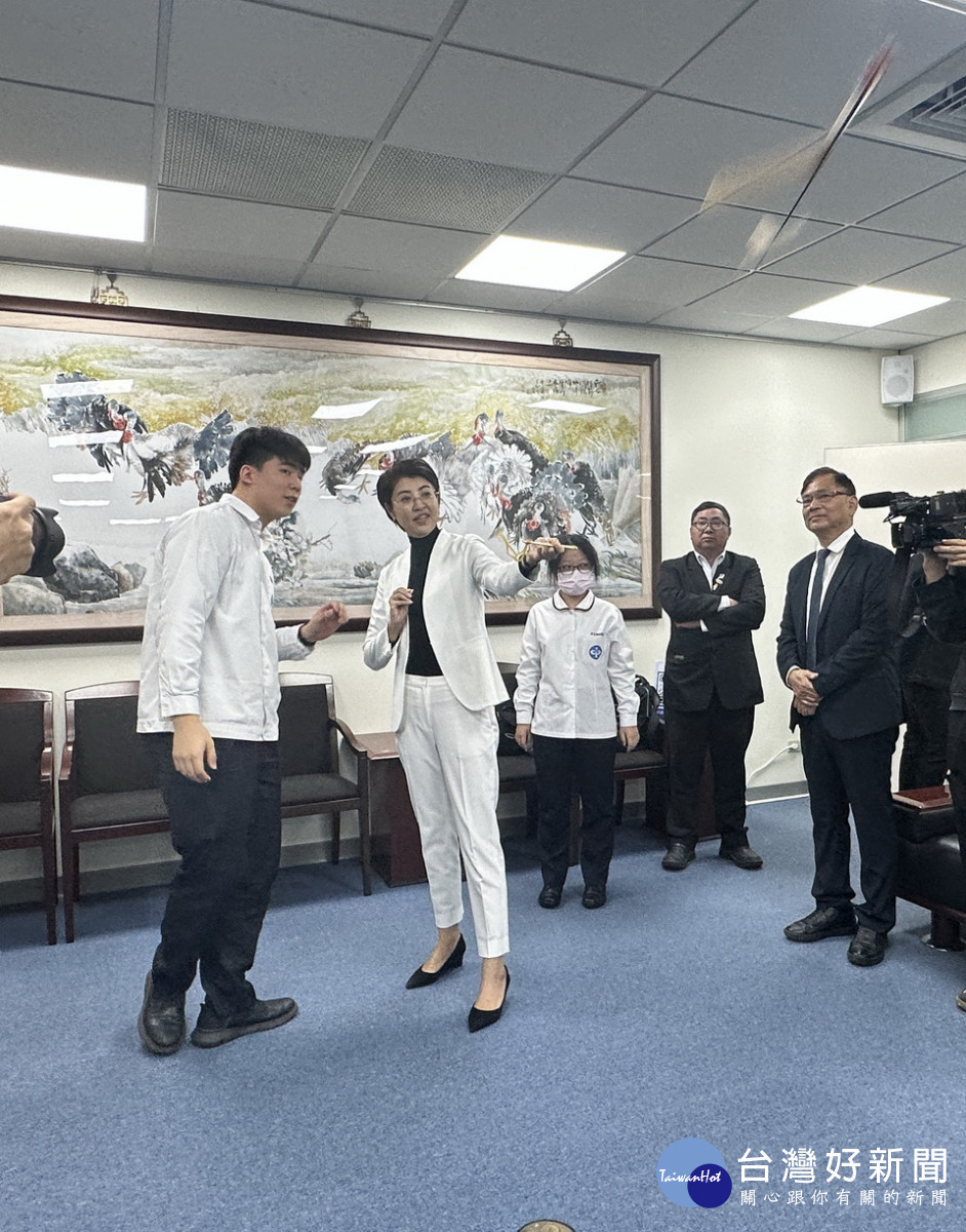 許縣長也賞試同學的創作。（記者扶小萍攝）