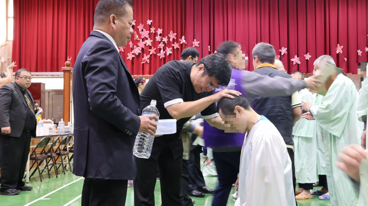 牧師群為受刑人受洗。