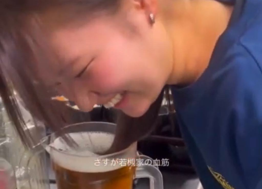 影／櫻花妹居酒屋上班惡搞！頭髮放進啤酒裡攪拌比「ya」　影片瘋傳引發熱議