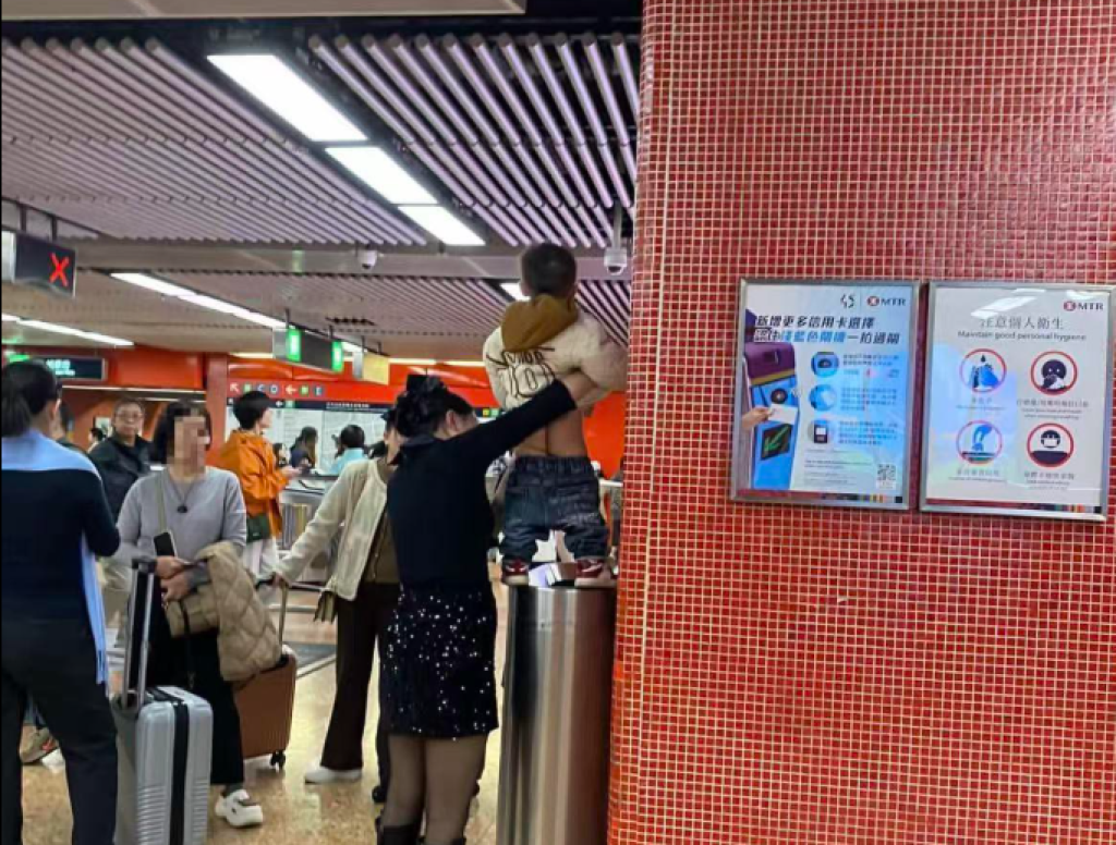 影/港鐵驚見男童「站垃圾桶尿尿」 尿完媽急幫穿褲閃進站!乘客全看傻