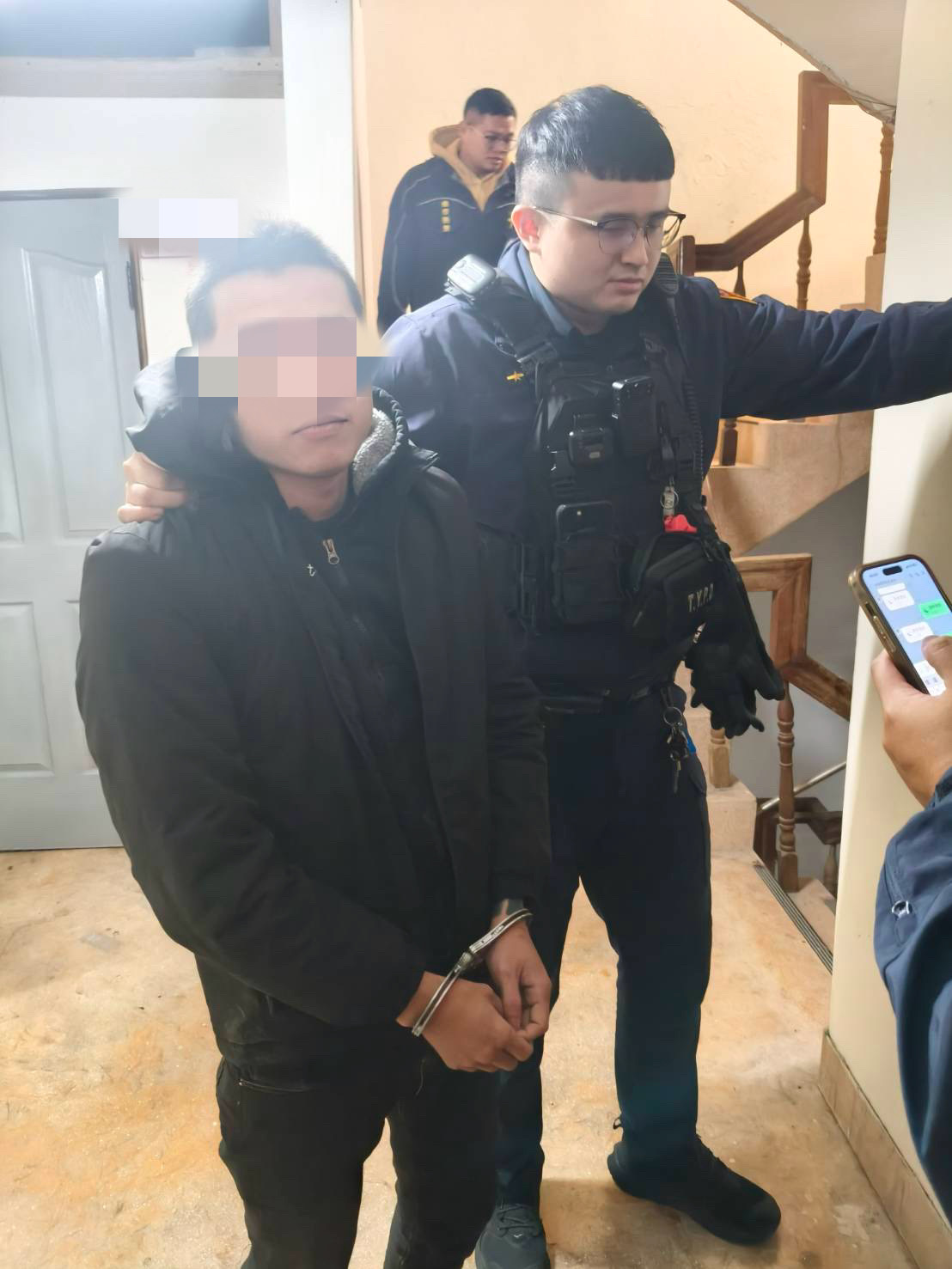 34歲褚姓男子當時騎乘機車抵達該處,隨後拿出預先準備、裝有汽油的玻璃米酒瓶並點燃,直接往派出所旁空地投擲。