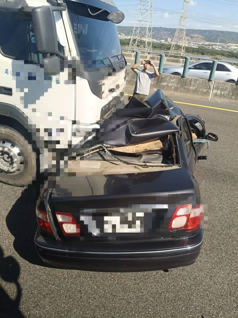 國道3號事故!自小客車與聯結車相撞 車頂壓扁1人ohca