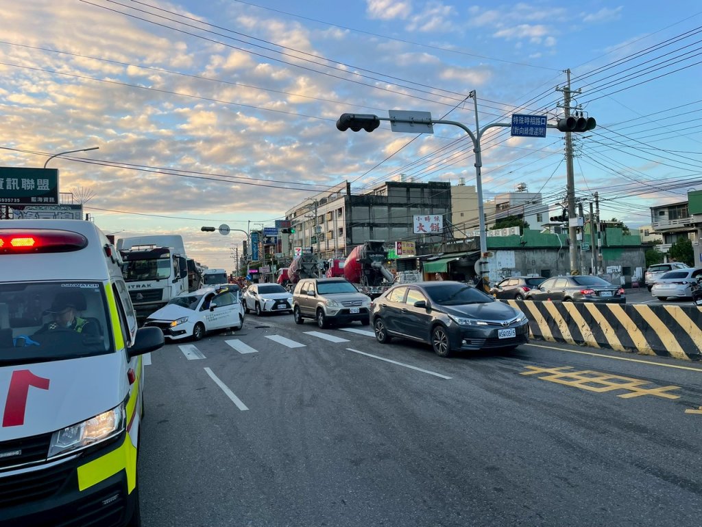 大肚沙田路車禍！　砂石車與兩輛自小客車相撞警消到場處理中