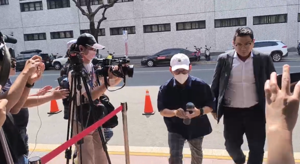 黃子佼臨時告假缺席限制出境審查 37人和解仍未脫身