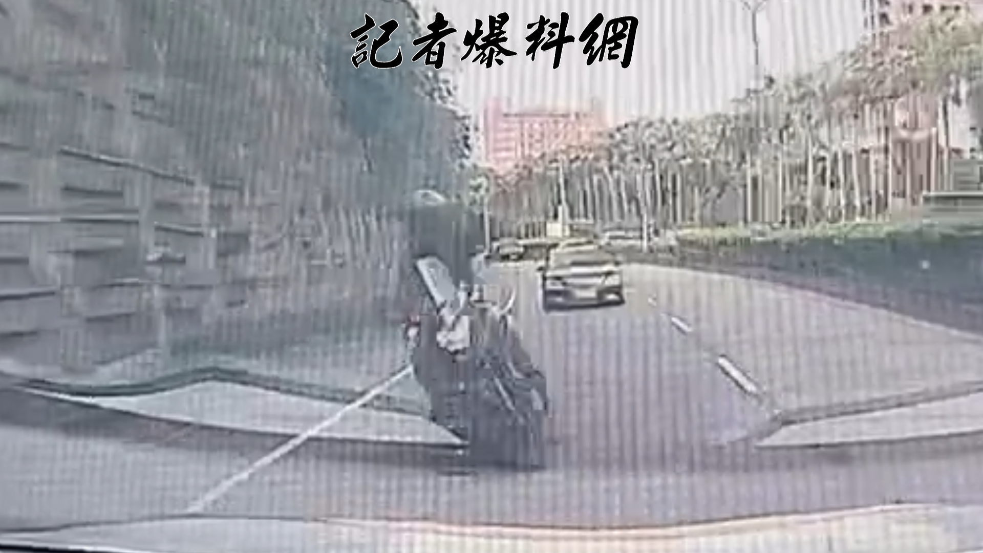 50歲呂姓男子騎乘大型紅牌重機行經該路段時,路旁樹叢突然竄出1隻猴子,呂男根本來不及反應就迎面撞上,連人帶車「犁田」慘摔。