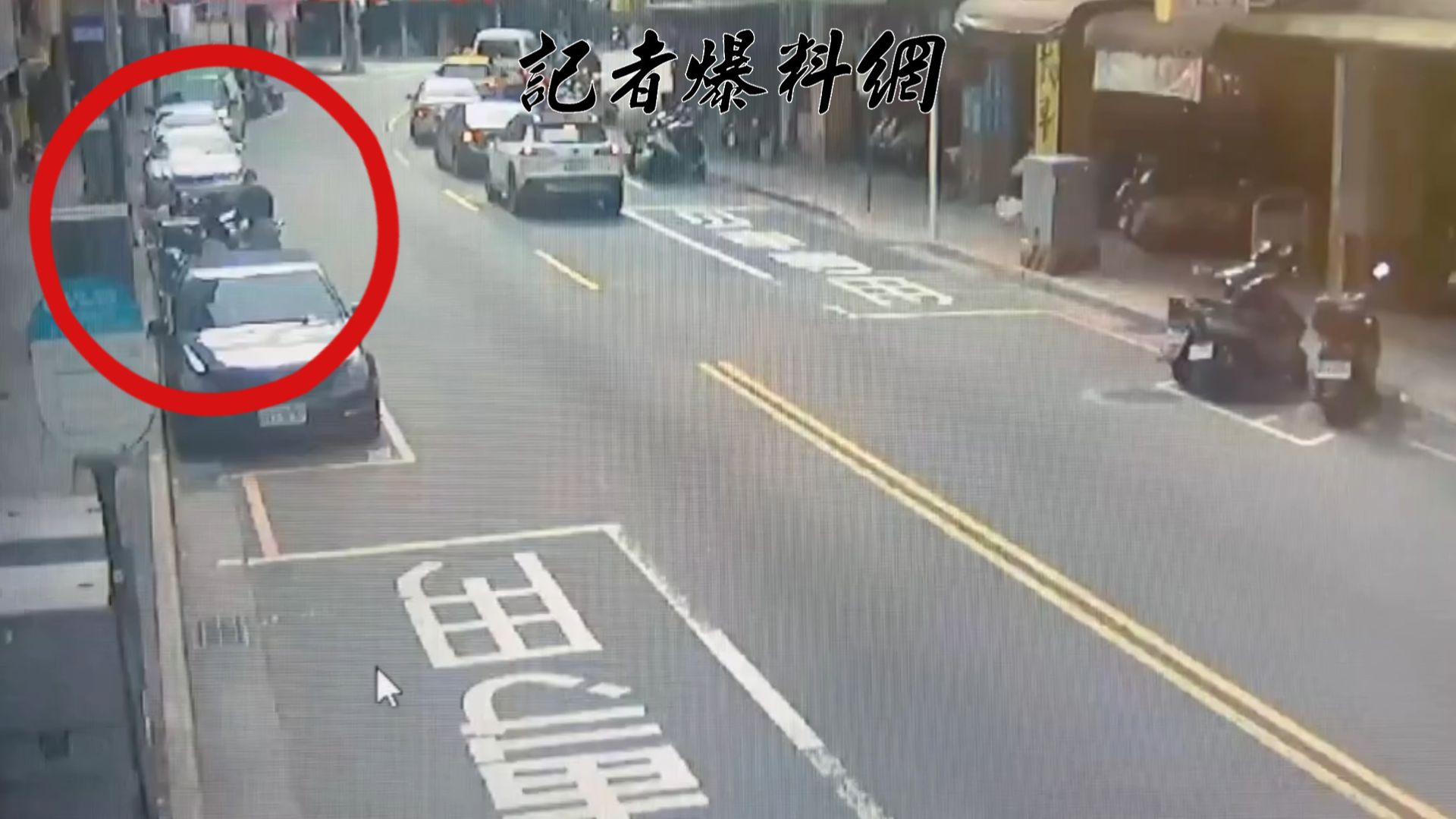 薛男疑因麵店劃位桌號重複及點餐插隊問題與陳男爆發激烈口角。2人爭執不下,薛男情緒失控,快步跑回停放在路邊的機車,從置物箱內翻出1把長約30公分的「未開鋒斧頭」。