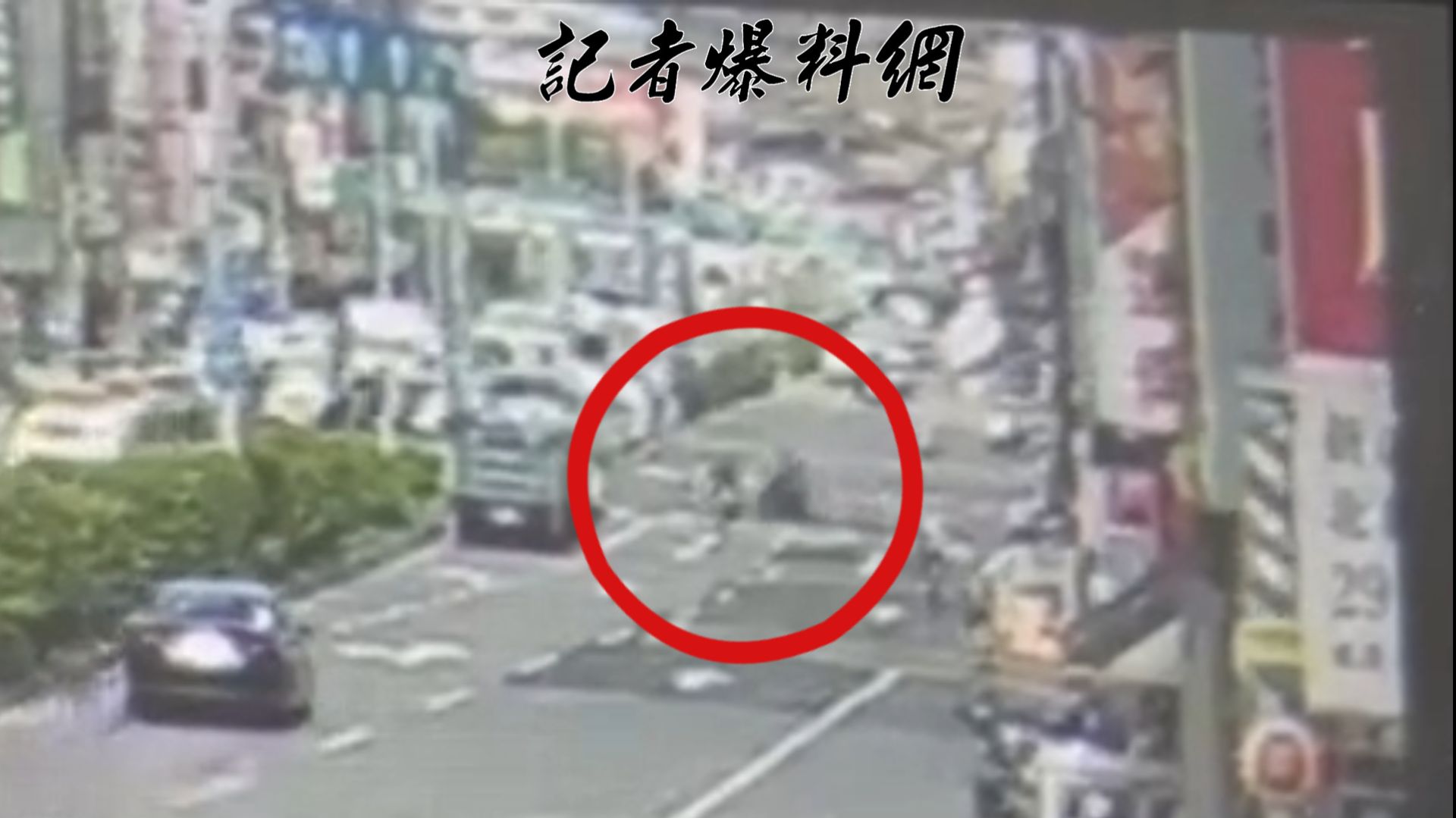新北市新店區北新路一段、中華路口,今(29)日下午13時許發生1起車禍。