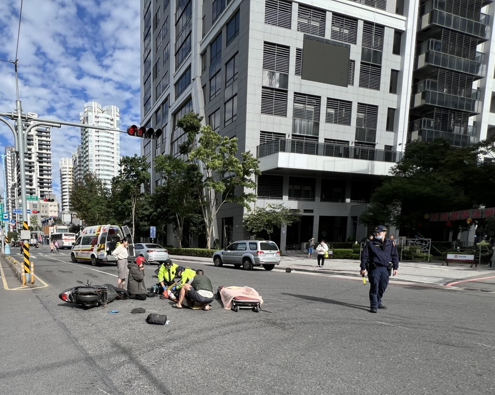 事發當時黃女騎乘普通重機車,沿北新路一段行經機車左轉待轉區,正欲左轉進入中華路。此時,陳男則騎乘普通重機車由對向綠燈直行,欲往台北市方向行進。雙方在路口中央閃避不及發生碰撞。