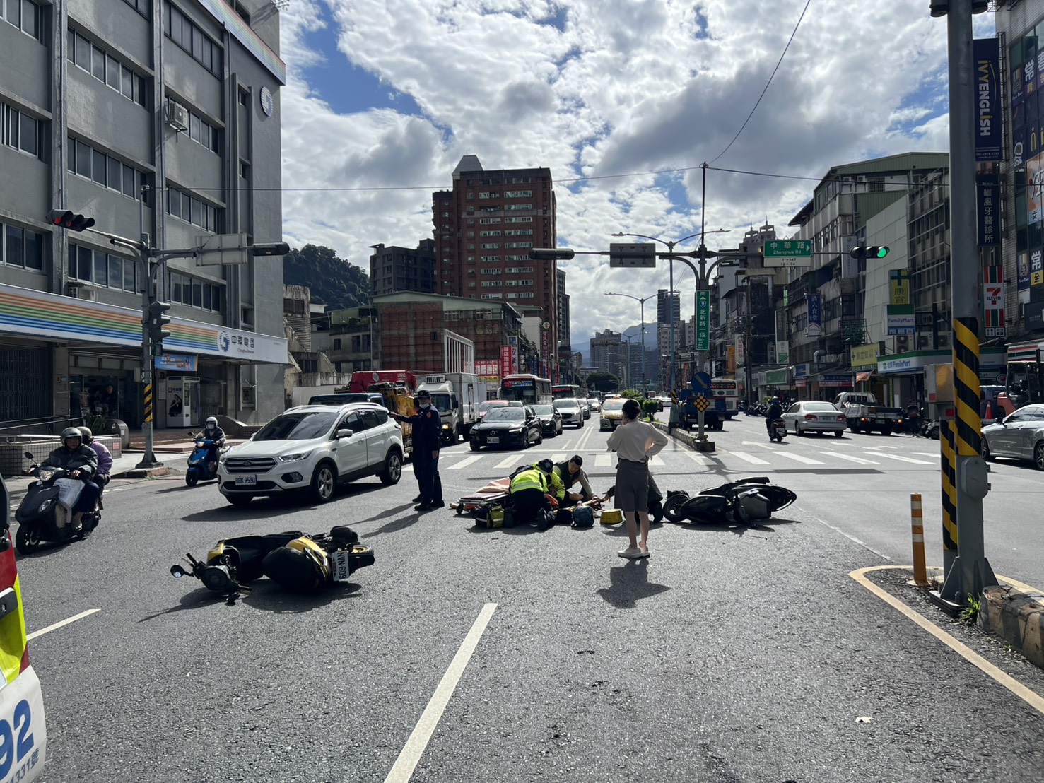警方初步分析事故原因疑為「轉彎車未禮讓直行車」,但確切的肇事責任歸屬,仍需調閱路口監視器及相關行車記錄器影像進一步釐清。