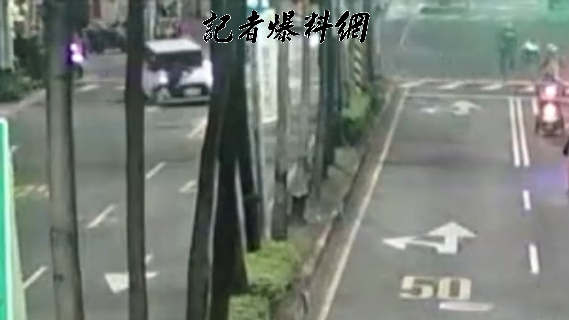 58歲林姓男子與友人因違規穿越馬路,遭路過自小客車上的乘客怒斥「不會走路喔」,林男聞言竟不甘示弱追車理論,甚至直接趴在對方車輛的引擎蓋上阻攔離去。