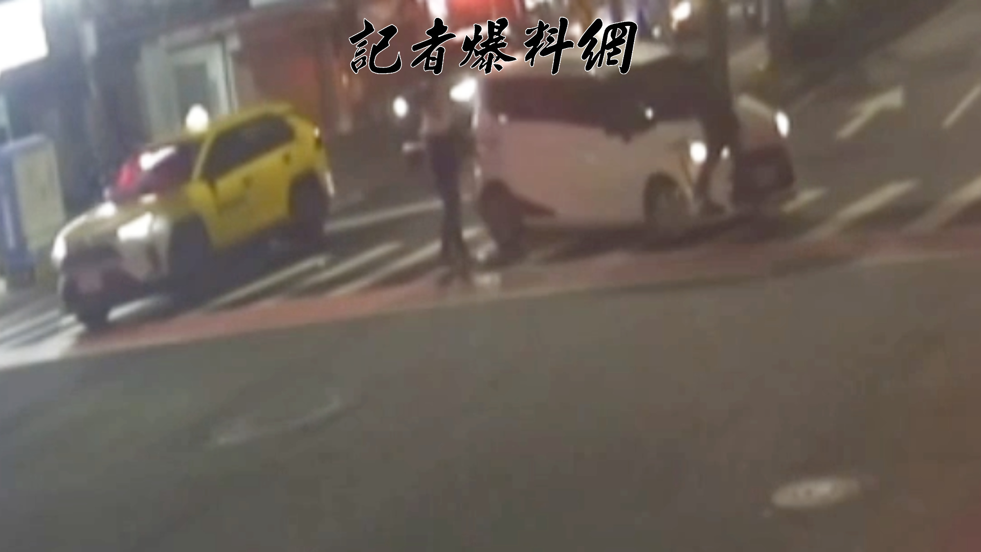 58歲林姓男子與友人因違規穿越馬路,遭路過自小客車上的乘客怒斥「不會走路喔」,林男聞言竟不甘示弱追車理論,甚至直接趴在對方車輛的引擎蓋上阻攔離去。
