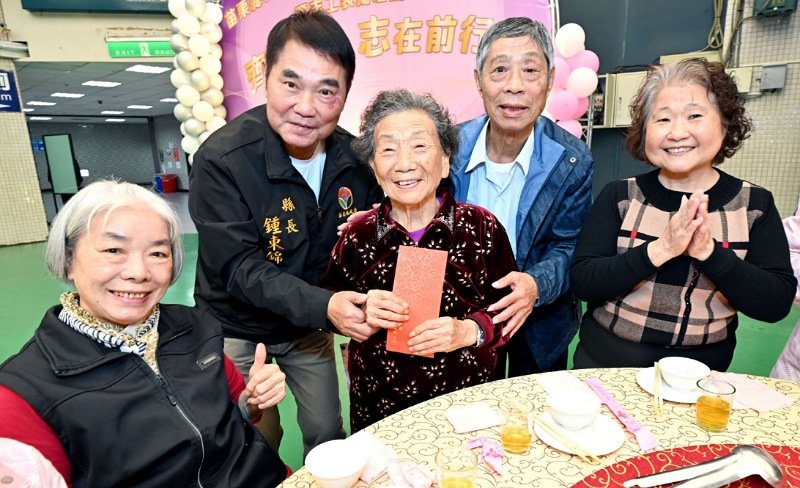 苗縣府表揚績優社區照顧關懷據點暨志工 鍾東錦感佩張賴菊妹老當益壯