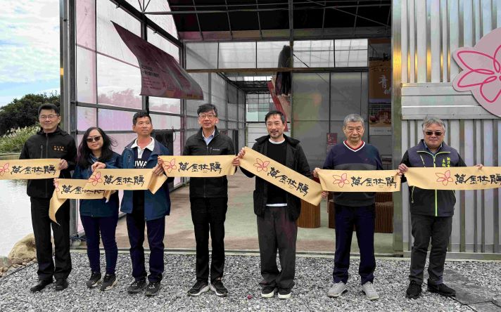 翻轉傳統溫室新里程 萬金杜鵑智能美學溫室啟用 37 《圖說》農業局長諶錫輝〈中〉今日出席「萬金杜鵑智能美學溫室」啟用剪綵儀式,見證農業美學與跨域合作邁向新里程碑。〈農業局提供〉