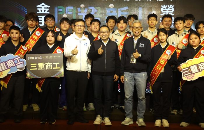 技能競賽稱霸全國與亞洲 新北感恩餐會分享榮耀 47 《圖說》技藝及技能得獎學生合影,前排左四教育局長張明文。〈教育局提供〉