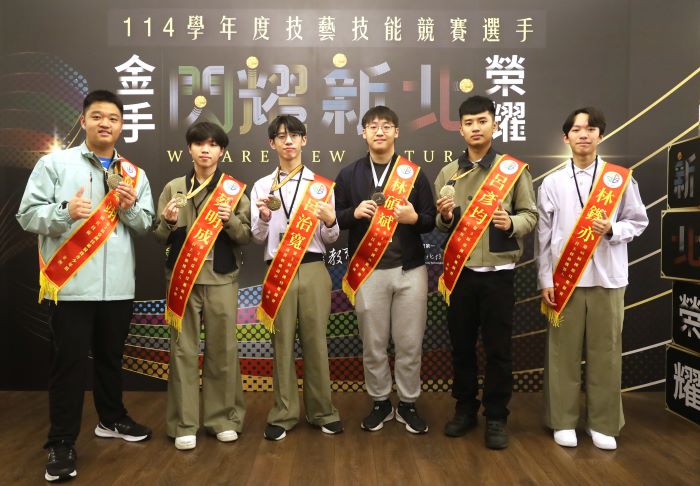 技能競賽稱霸全國與亞洲 新北感恩餐會分享榮耀 49 《圖說》亞洲技能競賽金牌國手群。〈教育局提供〉