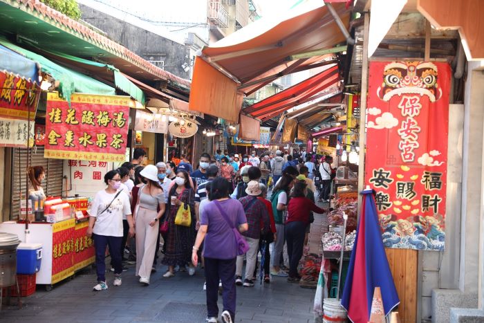 串聯19處特色商圈 新北商圈券加倍送元旦啟動 23 《圖說》「新北商圈券」活動共聯合19個商圈共同推出,自115年1月1日起到各商圈,就可以用100元兌換200元商圈券,每人限換2組,可於新北市19個商圈會員店家使用。〈經發局提供〉
