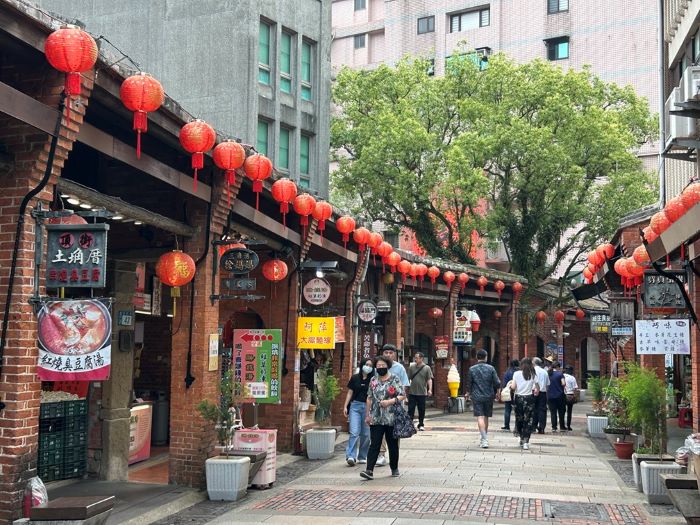 串聯19處特色商圈 新北商圈券加倍送元旦啟動 24 《圖說》新北市境內商圈各具特色,涵蓋山城、海港、老街及都會市區,完整呈現新北多元且具生活感的庶民經濟樣貌。〈經發局提供〉