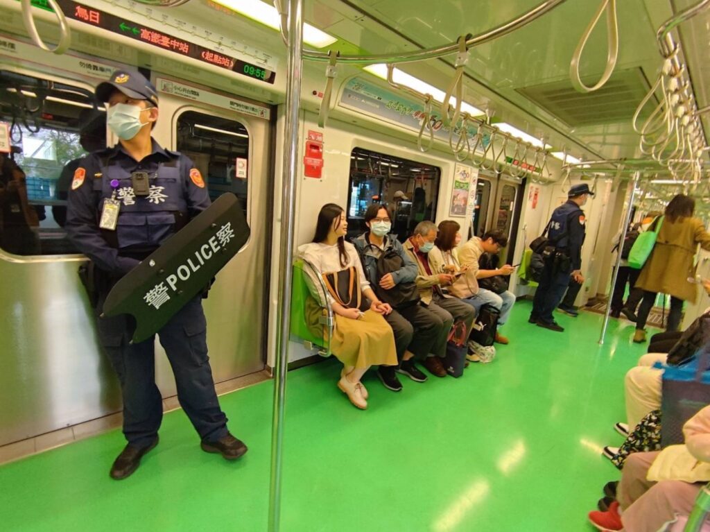 中市跨年夜中捷加強維安 延長營運至凌晨2時 25 %E6%8D%B7%E9%81%8B%E8%AD%A6%E5%AF%9F%E7%99%BB%E4%B8%8A%E5%88%97%E8%BB%8A%E5%8A%A0%E5%BC%B7%E6%88%92%E5%82%99