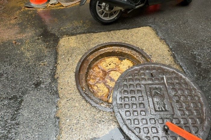 不良習慣使然 下水道排水堵塞頭號主因–油脂堆積 33 《圖說》今年協助清疏的案件中,以「油脂」導致阻塞的比例最高。〈水利局提供〉