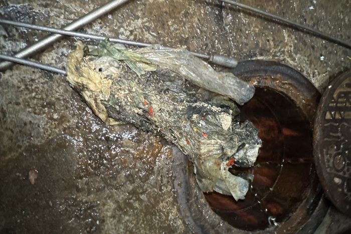 不良習慣使然 下水道排水堵塞頭號主因–油脂堆積 35 《圖說》排水孔絕對不是垃圾桶,若隨意丟棄不適當物品,影響你、我、他。〈水利局提供〉