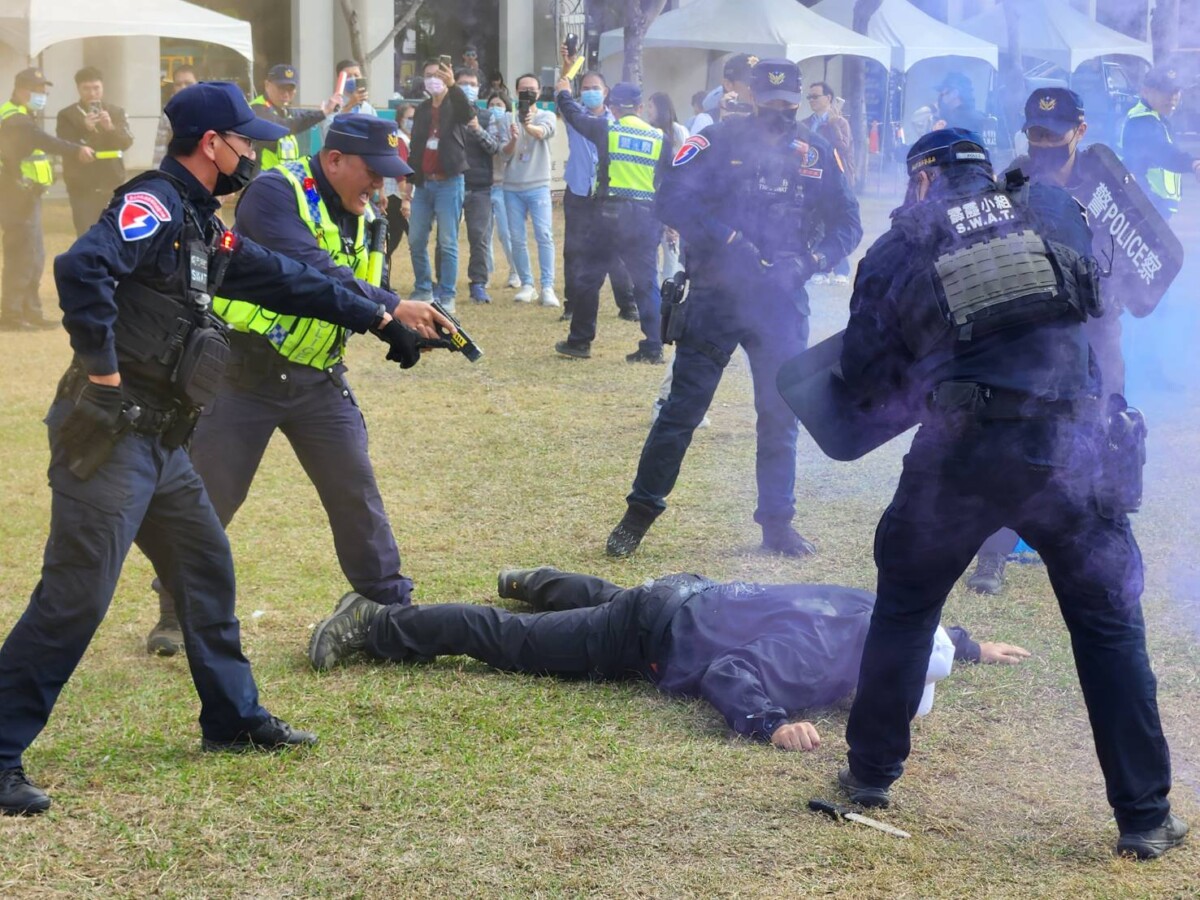 ▲臺南市政府警察局今日在永華市政中心西側廣場舉辦維安演練。(圖/記者陳彥霖攝2025.12.29)
