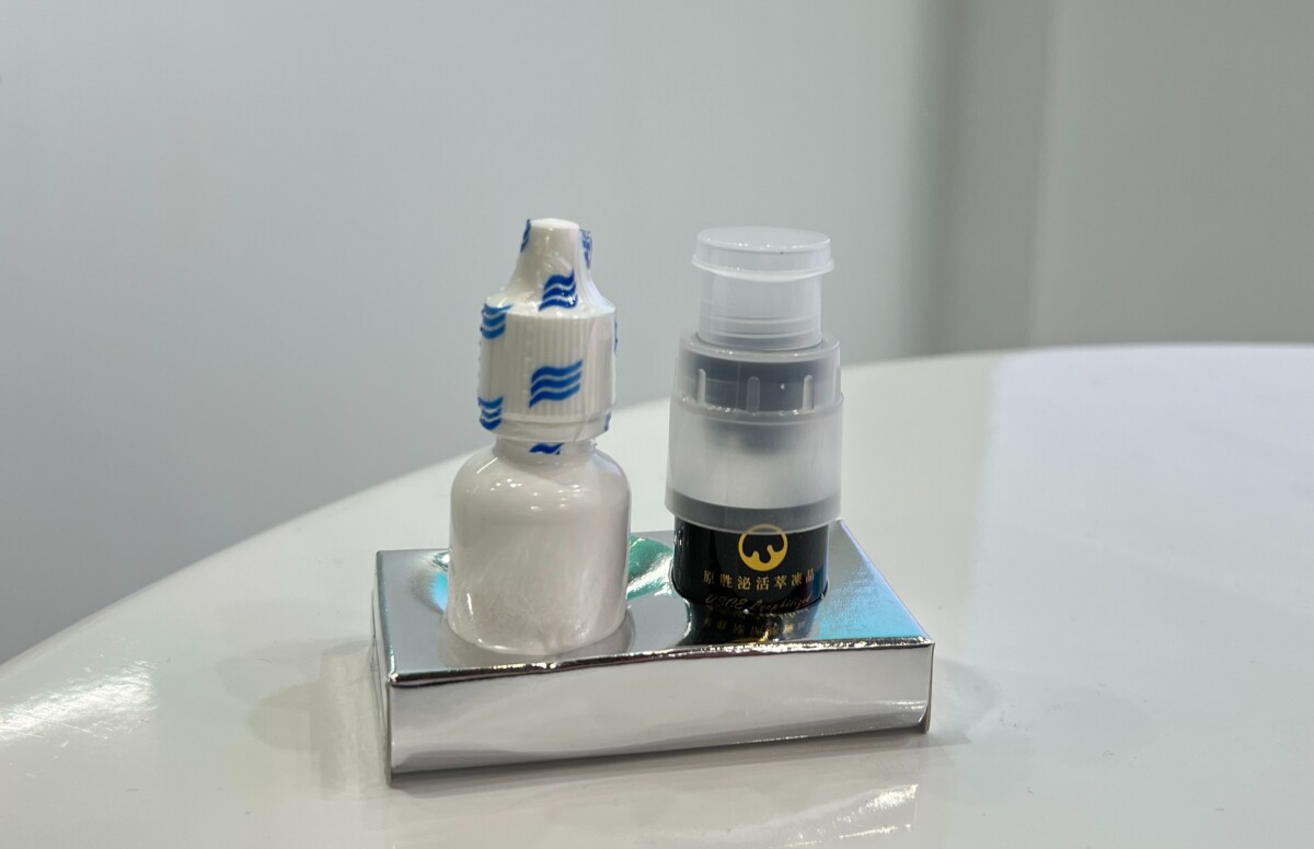 圖說：亞家生技於醫科展期間，展示眼周保養凍晶，透過專利瓶蓋秒回溶設計，強調新鮮調配、即溶即用的保養新體驗。（資料來源：亞家生技）