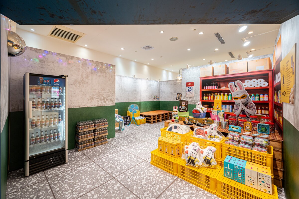 現場打造滿滿本土味的柑仔店體驗空間,從海報、招告啟示到古早味日曆,全都融入濃厚的兔瓏元素。(圖/夢時代提供)
