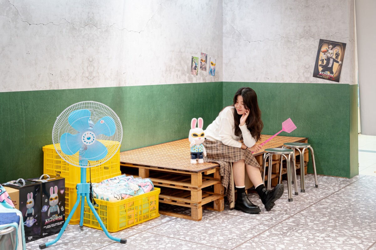 《Biong Biong地球娛樂室》 「宇宙商行」 快閃店,以本土古早味柑仔店為主題,打造充滿在地感性的宇宙商行。(圖/夢時代提供)