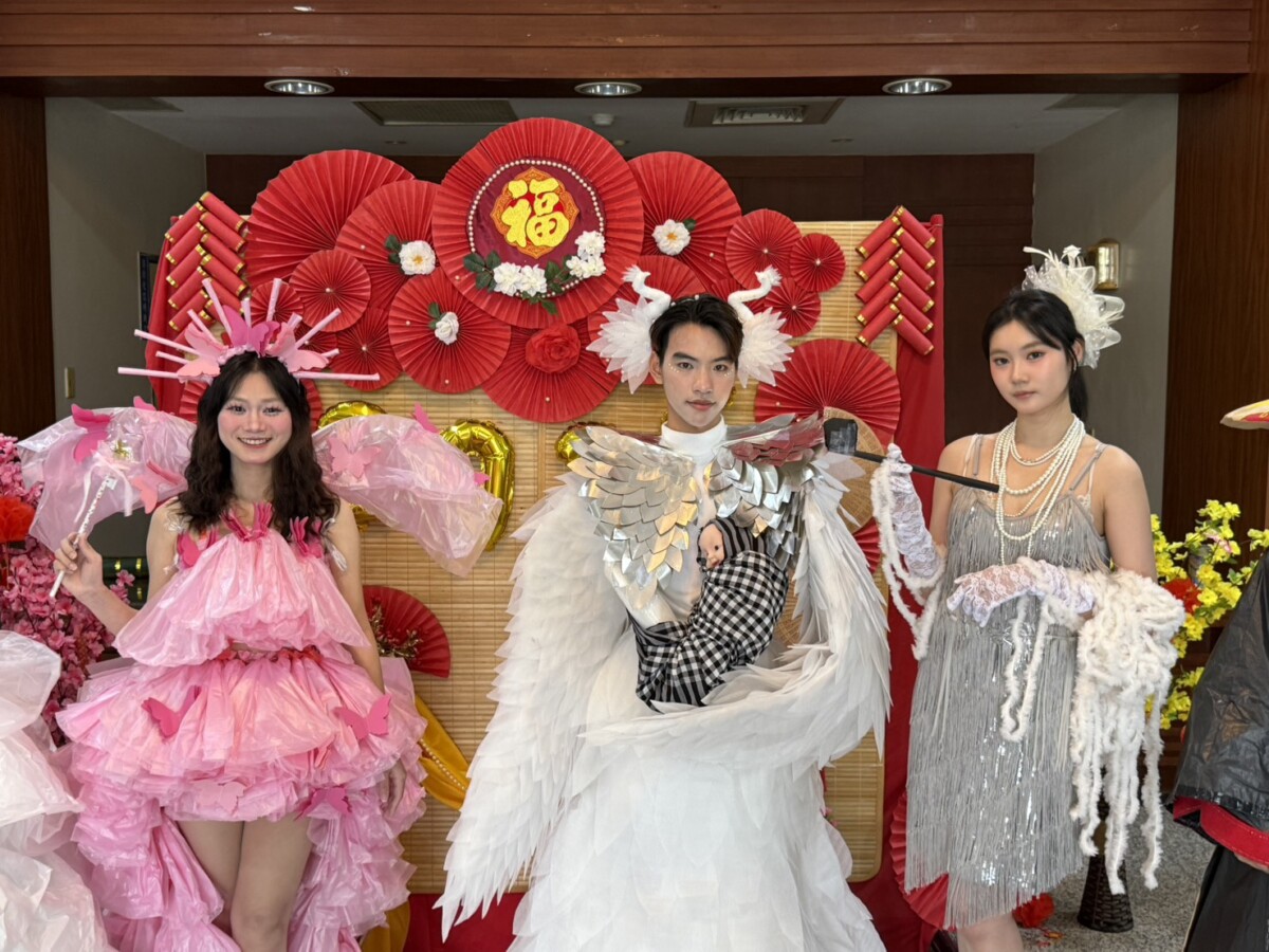 ▲國際學生以回收素材為創作媒材，參加「永續時尚服裝設計走秀競賽」。(圖/記者顏淑娟攝)