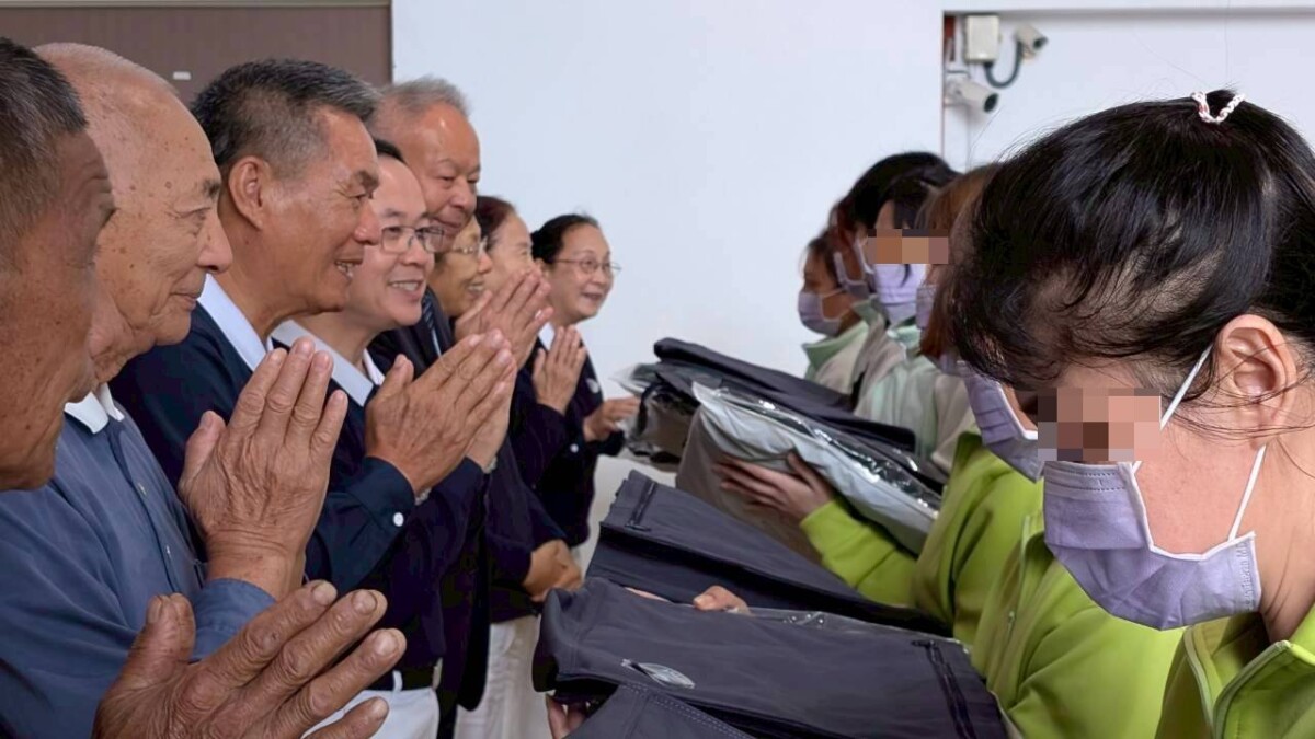 ▲圖二:慈濟志工遞上物資,雙手合十祝福每一位收容人。(記者 李堂安 翻攝)