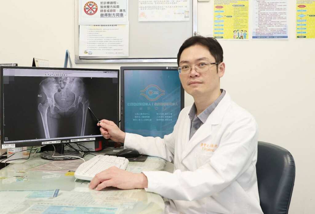 ▲黃贊文部長表示，陳小姐左側髖關節和大腿曾手術有疤痕，肌肉也明顯萎縮，因此建議進行「微創正前開髖關節置換手術」。（圖／大里仁愛醫院提供）