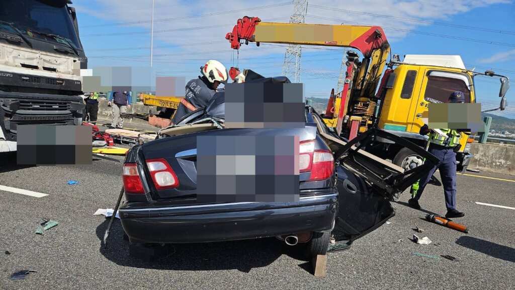 ▲國道3號南向彰化和美路段3車追撞,1人送醫傷重不治。(圖/民眾提供)