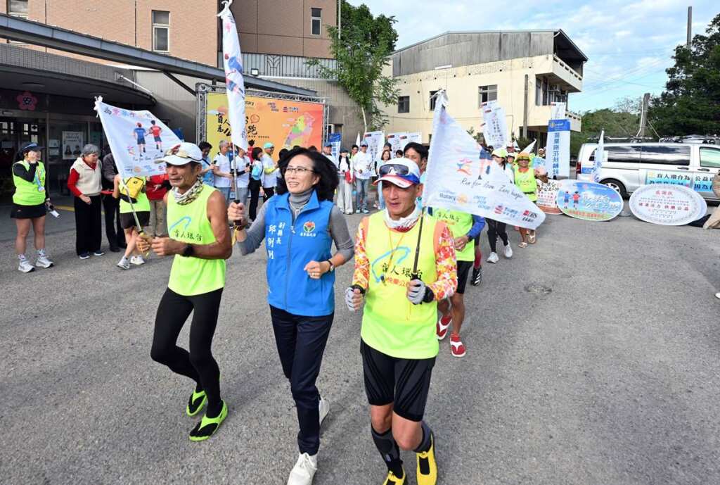 ▲苗栗副縣長邱俐俐下午到場為視障跑者及陪跑院生加油打氣。