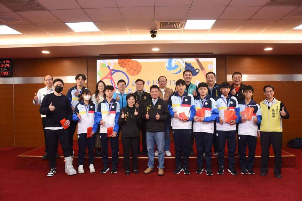 ▲苗栗縣長鍾東錦29日接見表揚排球隊選手與教練表現亮眼,另回應地方期待指出,正積極爭取撥用國有地設立國際標準的排球館,作為舉辦全國及國際賽事場館。