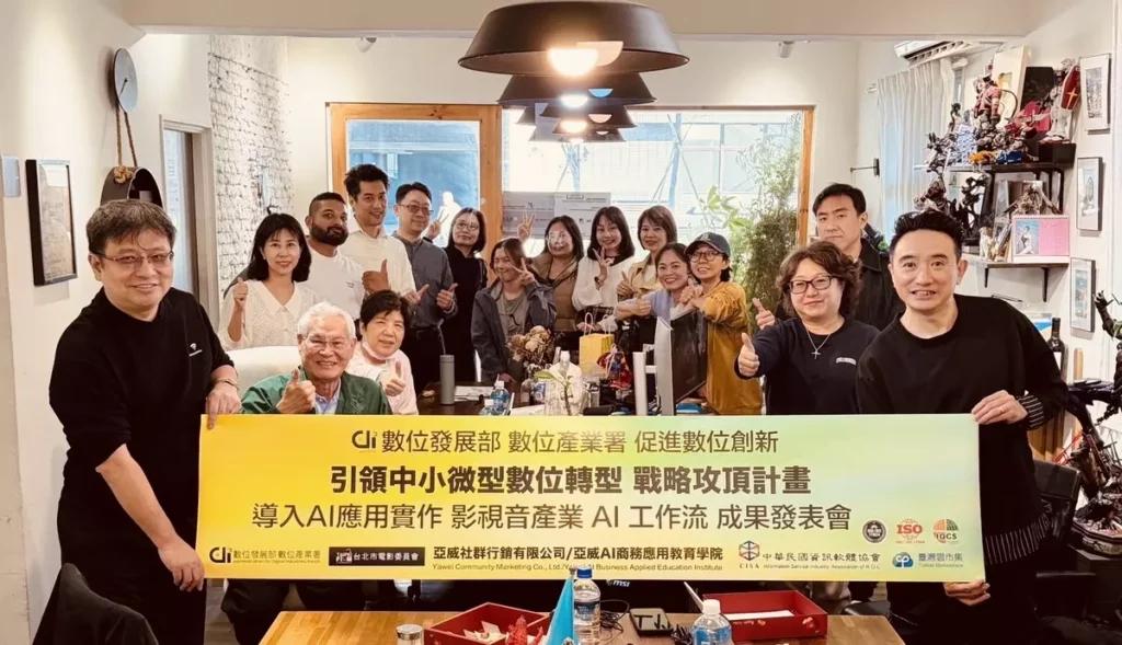 亞威教務長黃頌揚（左）學院執行長張楷文（右）帶領AI國家隊評鑑成果展發表