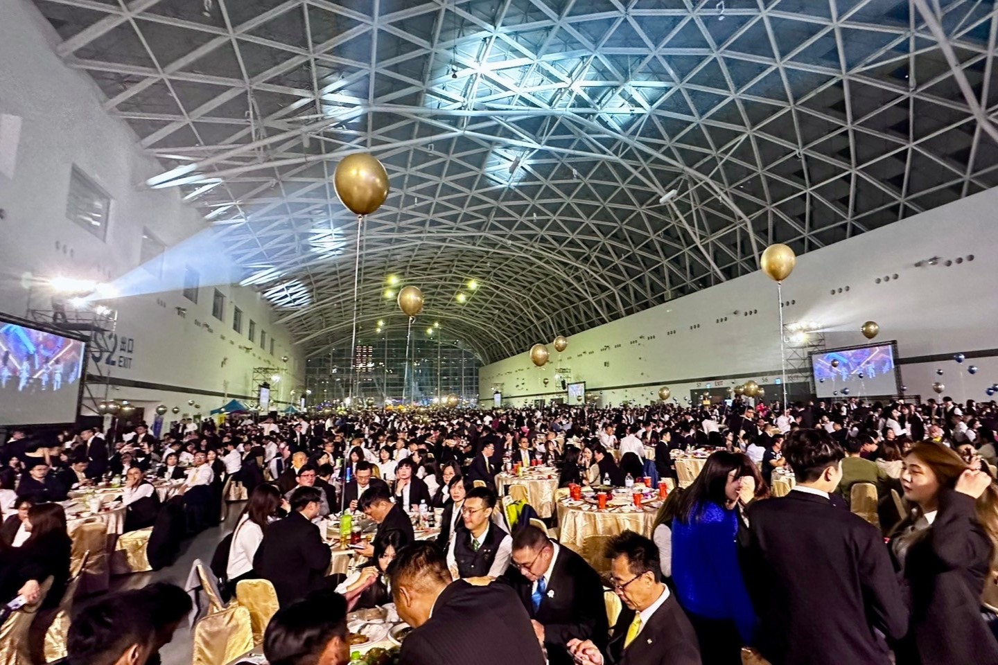 永慶房產集團豪辦8場尾牙 超強藝人輪番演出 爽抽汽車、現金大紅包 234 永慶房產集團豪辦8場尾牙 超強藝人輪番演出 爽抽汽車、現金大紅包 233