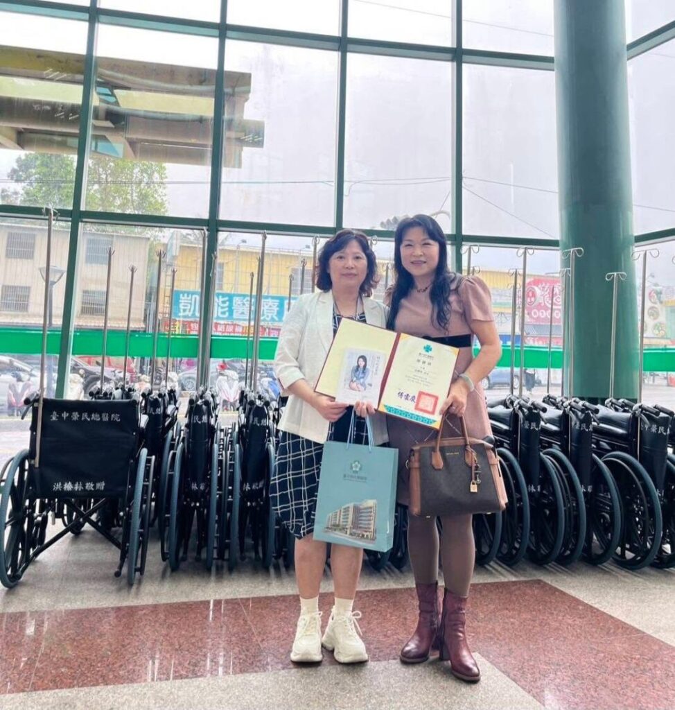 臺中榮民總醫院黃蜀雯主任代表接收洪榛林捐贈並頒發感謝狀,洪榛林另致贈其著作《轉念創造無限》。(圖/洪榛林 提供)