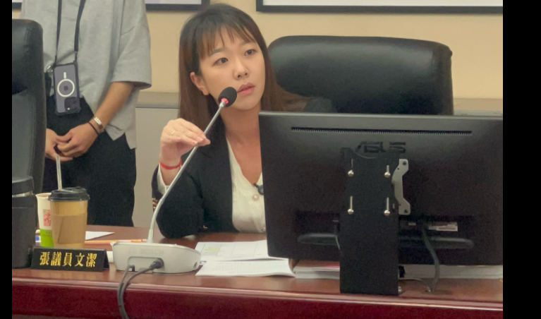 台北市議員張文潔日前質詢時指出廣慈社宅弱勢戶相關支持不足。(翻攝自張文潔粉專)