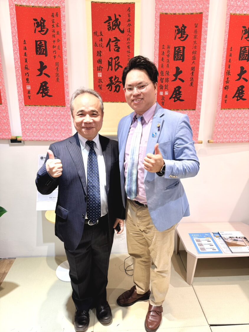真耶穌教會執事謝文欽(左)與「居家安全達人股份有限公司」執行長林道然(右)合影,並祝福與會來賓及居家生活館,能成為當地家庭的好幫手。(圖/記者 趙靜姸翻攝)