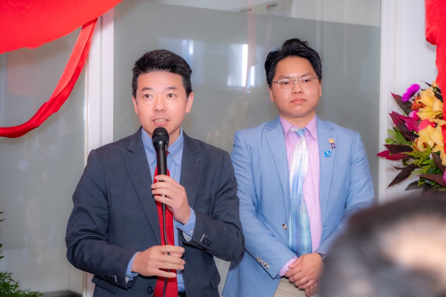 BNI 新北西A區執行董事周令璿(左)表示居家生活館透過合作取代競爭,相信在「居家安全達人股份有限公司」執行長林道然(右)的帶領下,打造成新藍海市場的示範店。(圖/記者 趙靜姸翻攝)