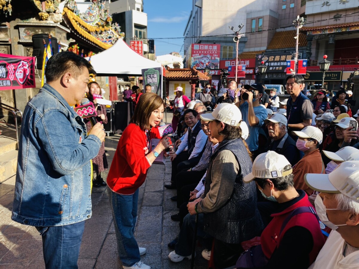 ▲藝人王彩樺也以生動活潑的方式與民眾互動,讓交通安全觀念更容易被接受與記憶。(記者蘇峯毅攝)
