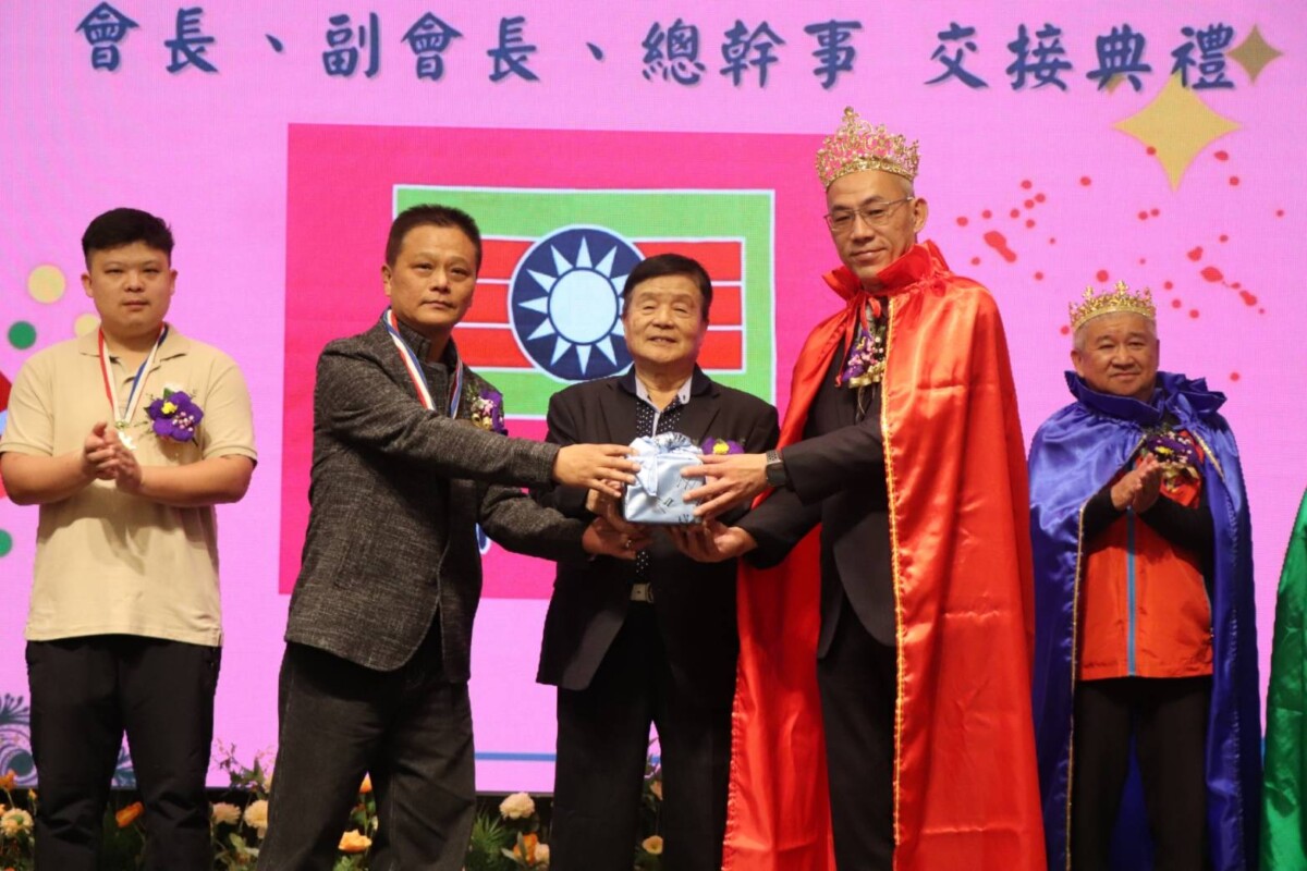 ▲救國團縣團主委許財清(中)主持宜蘭市團委會長印信交接。