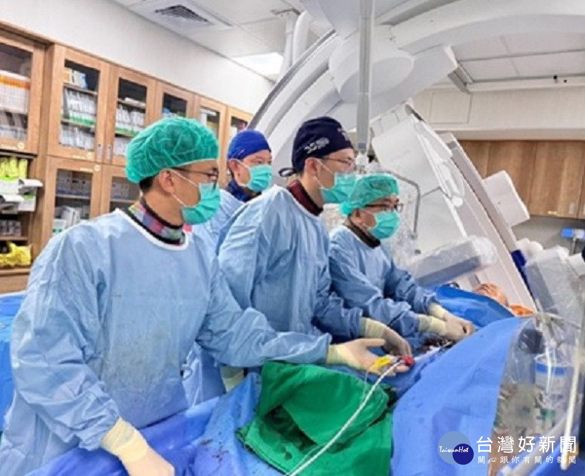 新竹臺大分院心血管團隊在手術室內同步進行心導管與 Impella 循環支持，成功救治 88 歲心肌梗塞病人。