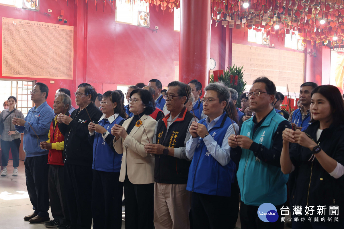 雲林縣睽違12年再度舉辦跨年晚會，縣長張麗善今前往六房媽紅壇祈求活動圓滿順利／林詩涵翻攝