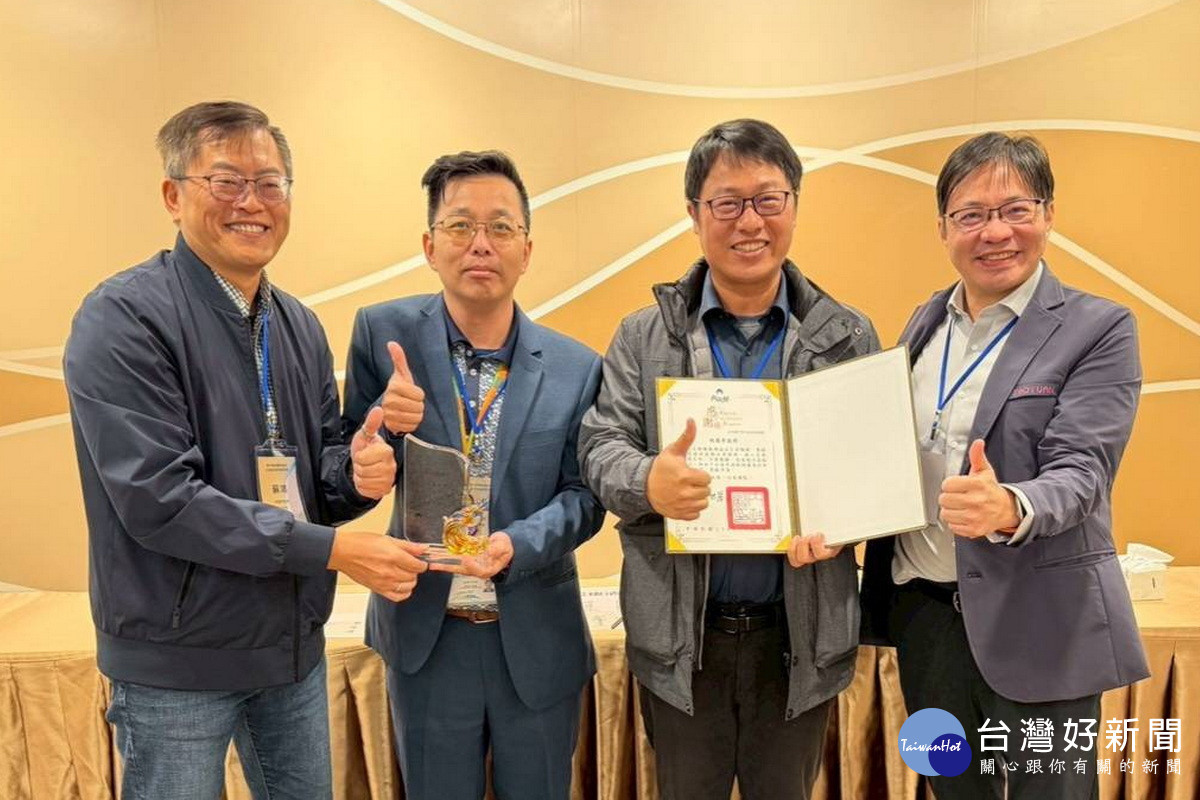 桃園市政府秘書長溫代欣代表受獎。<br /><br />