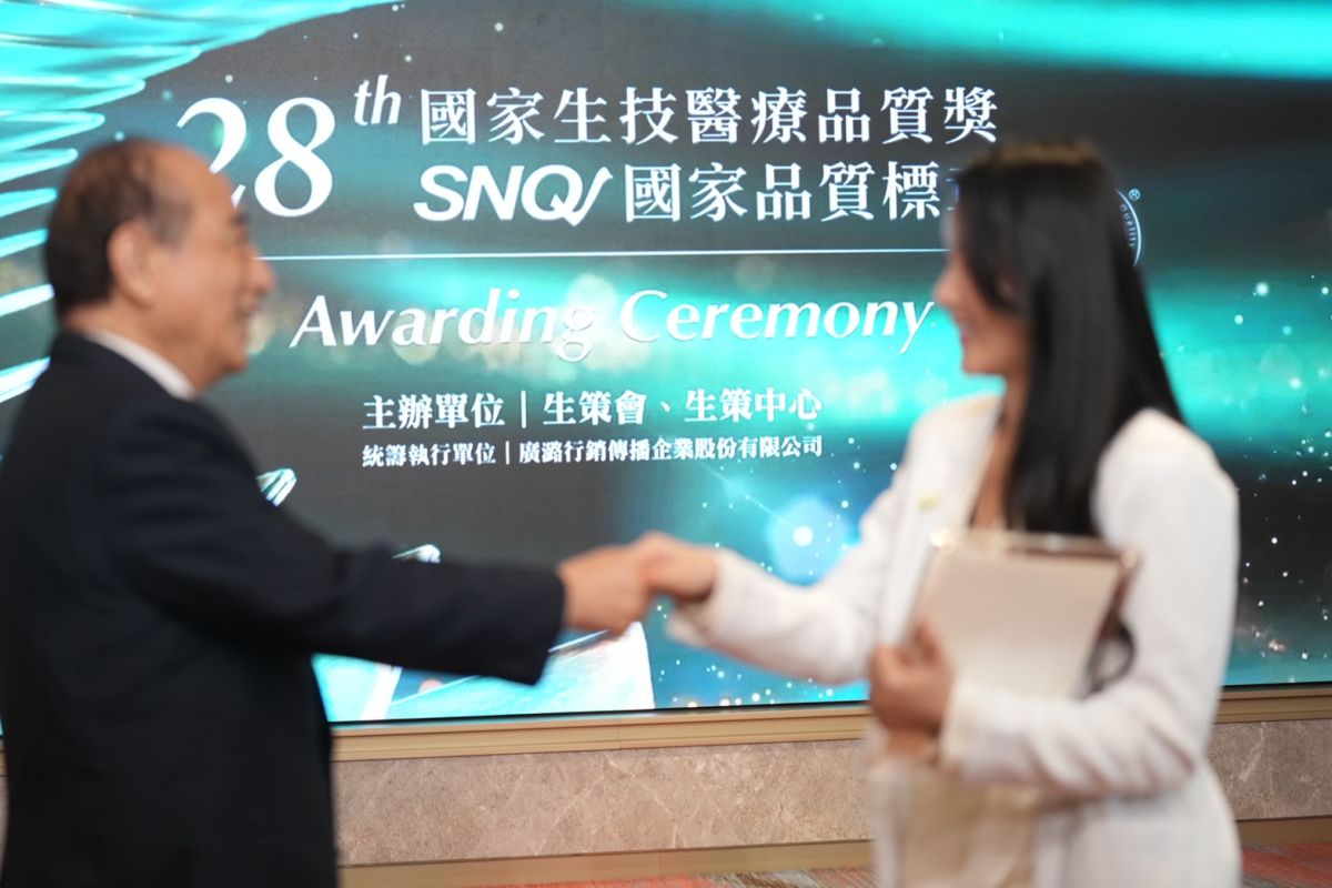 圖/SNQ創辦人王金平 與 營養師高敏敏 合影 受國家品質標章獎 肯定。(白袍聯盟 翁兆緯 攝)
