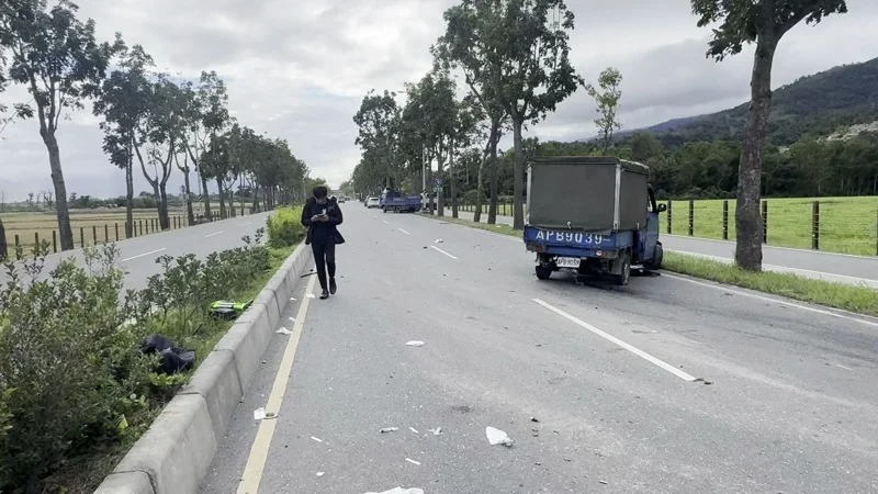 吳姓駕駛向警方供稱，當時正準備超車，因前車突然偏移才發生碰撞，但警方對其說法持保留態度，詳細肇因仍待調閱行車紀錄器進一步分析。